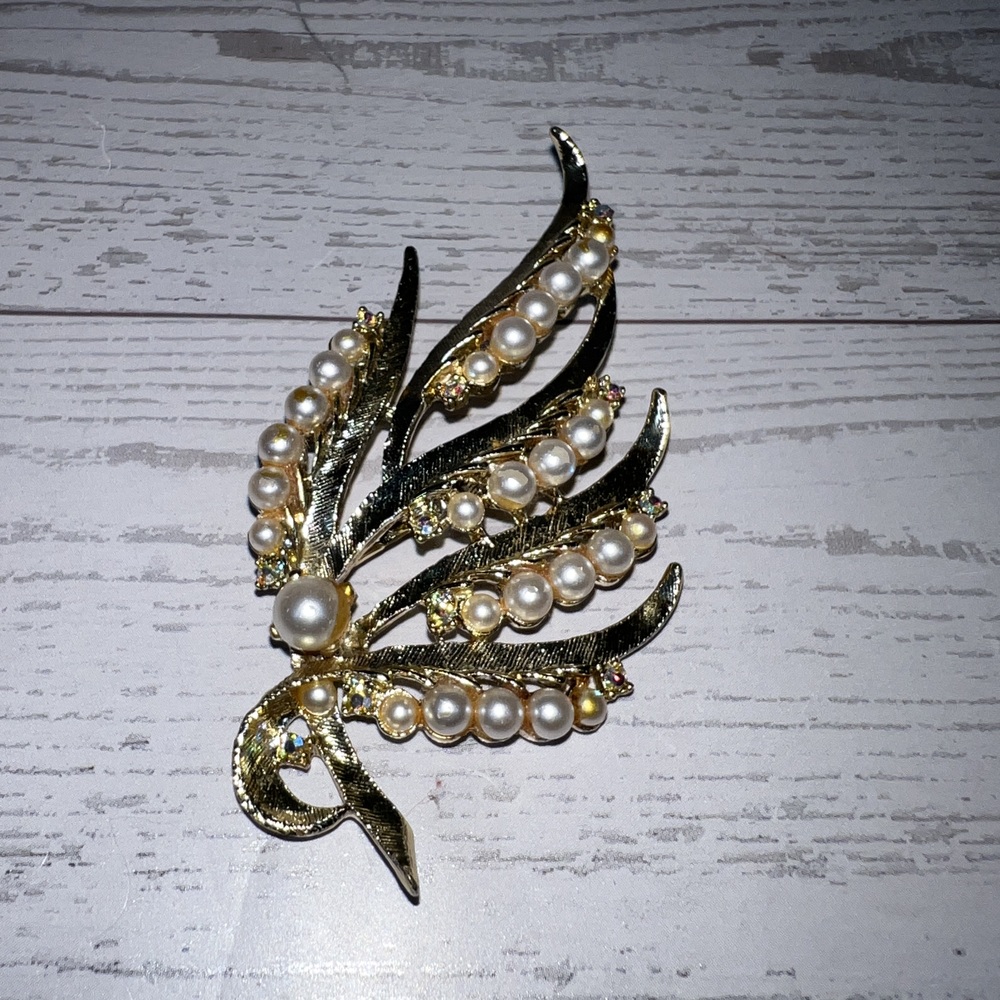 Faux Pearl Brooch Floral Leaf GoldTone Embellished Pin Vintage Fashion Elegant